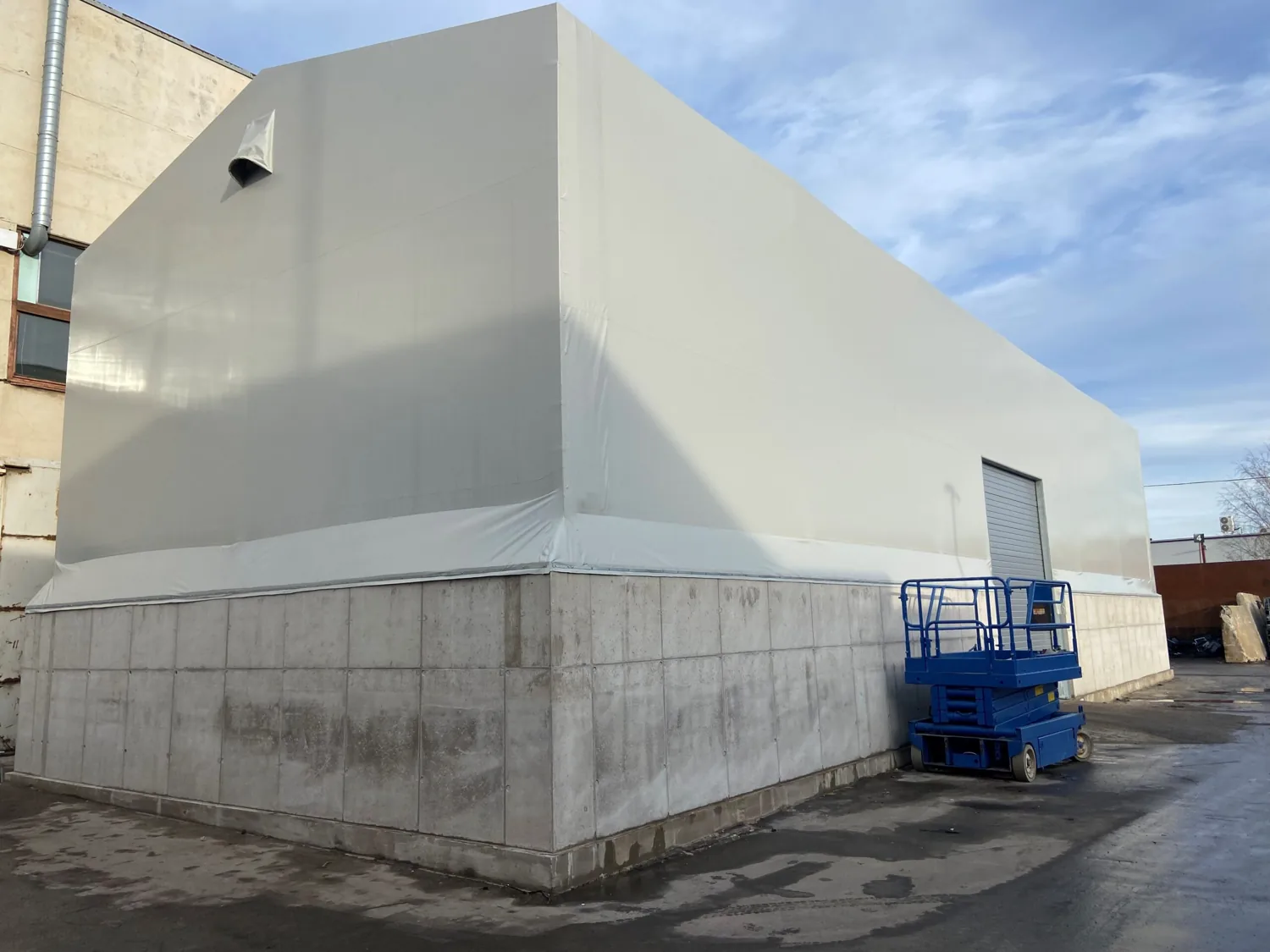 PVC hall olemasoleva hoone kõrval